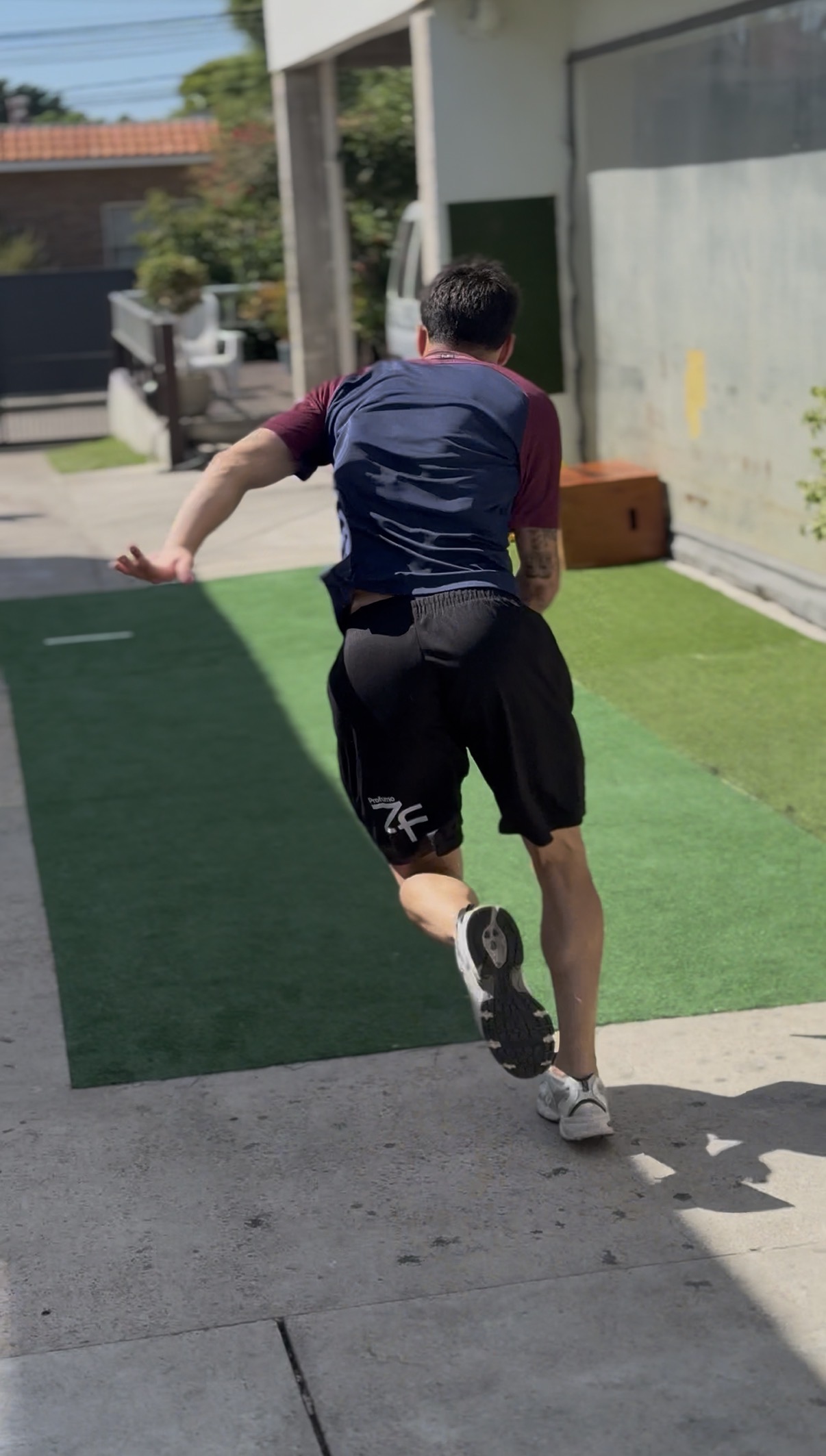 Socio entrenando sprint outdoor en la pista